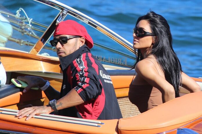 lewis-hamilton-kim-kardashian-lago-como-penelope-cruz-toronto Kim Kardashian y Lewis Hamilton durante un paseo en barco por el lago de Como, Italia