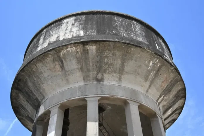 Tanque de agua de la ciudad durante tareas de limpieza y mantenimiento