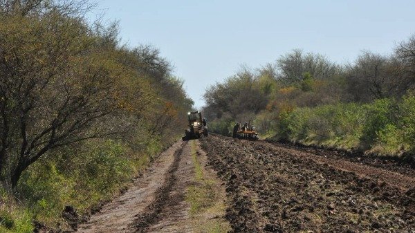 macia-continua-mejoras-caminos-vecinales Trabajadores municipales realizando mejoras en un camino vecinal de Maciá