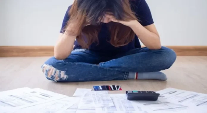 Jóvenes con tarjetas de crédito y teléfonos móviles