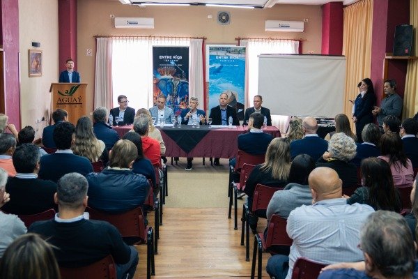 microrregion-pueblos-aldeas-sur-10-por-ciento-oferta-alojamiento-entre-rios Autoridades del Emturer y los intendentes de Gualeguaychú y Pueblo Belgrano durante la entrega de certificados de homologación