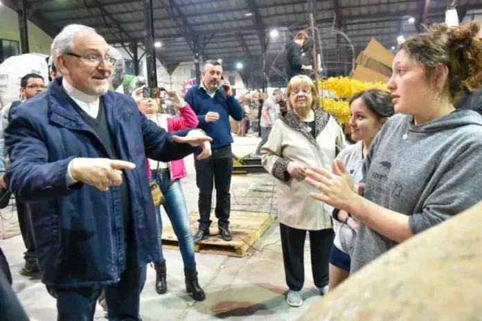 monsenor-zordan-visitara-estudiantes-construyen-carrozas-galpones-puerto Monseñor Héctor Zordán durante una recorrida por los Galpones del Puerto de Gualeguaychú