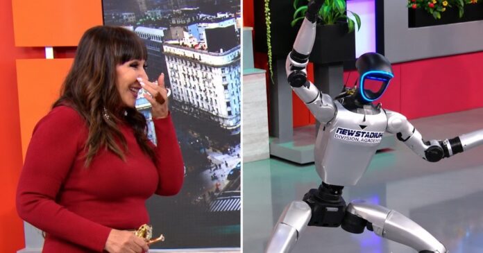 Moria Casán junto a un robot humanoide en el estudio de La mañana con Moria