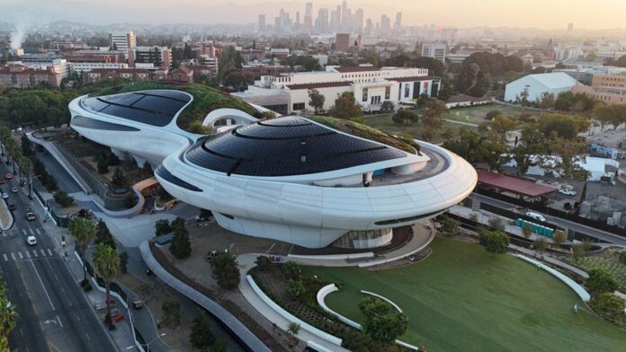 Vista exterior del Museo Lucas de Arte Narrativo en Los Ángeles