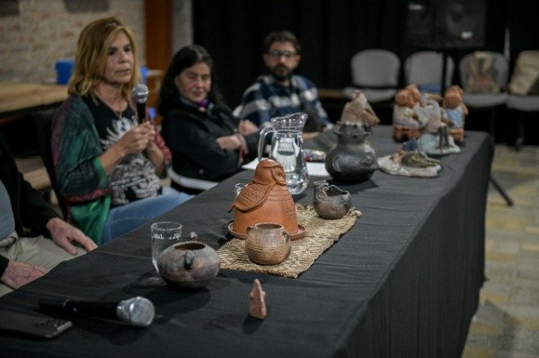 parana-reunio-a-ceramistas-de-la-region-y-construyo-un-horno-comunitario Ceramistas y asistentes durante el encuentro en Paraná