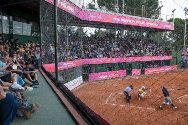 parana-sede-final-softbol-juegos-suramericanos Estadio Mundialista Nafaldo Cargnel colmado durante la final masculina de sóftbol de los Juegos Suramericanos