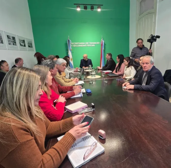 Reunión paritaria entre funcionarios provinciales y representantes de los gremios docentes