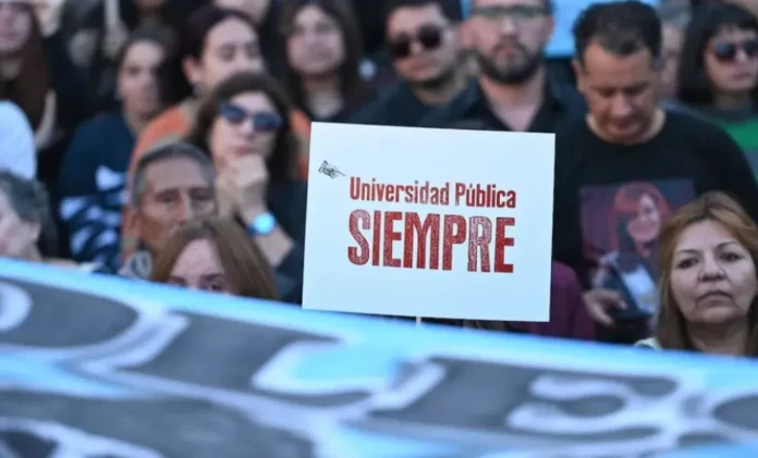 paro-nodocentes-sin-clases-uner-jueves-24-septiembre Fachada de la Universidad Nacional de Entre Ríos (UNER) durante una jornada de paro nodocente