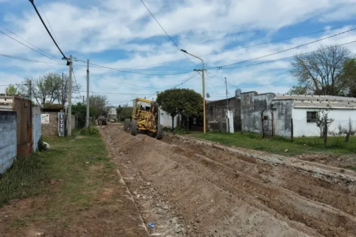 Máquinas municipales trabajando en la preparación del suelo para el Plan de Asfaltado en Gualeguaychú