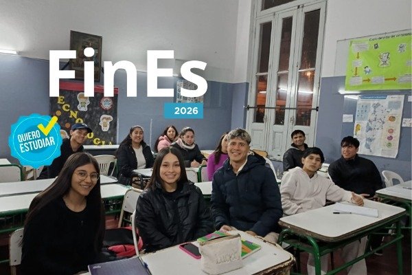 plan-fines-2026-formalizacion-inscripciones-entre-rios Personas realizando trámites de inscripción en una sede educativa del Plan FinEs en Entre Ríos