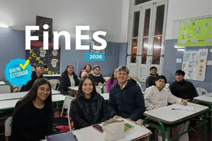 plan-fines-2026-inscripciones-abiertas-hasta-5-octubre-19-sedes-entre-rios Estudiantes del Plan FinEs 2026 presentando documentación en una sede de Entre Ríos