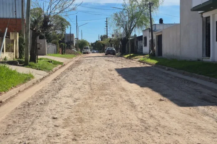 preparan-asfaltado-vicente-lopez-y-planes Obreros trabajando en la pavimentación de calle Vicente López y Planes