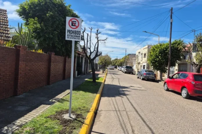Señal de prohibido estacionar en calle Hernández y Colombo