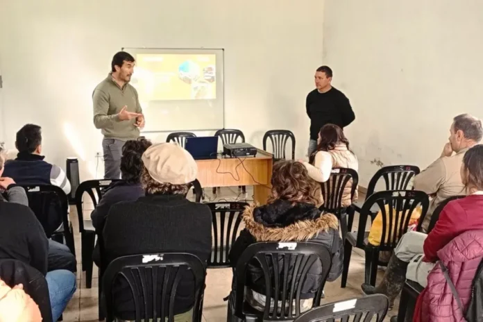 promueven-herramientas-de-desarrollo-productivo-para-productores-y-cooperativas-apicolas Reunión con productores apícolas en La Picada