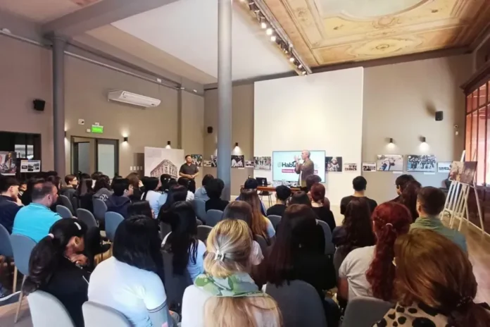 Estudiantes adolescentes participan de una jornada de sensibilización sobre consumos digitales en Paraná