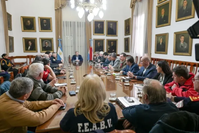 Reunión entre el gobernador Rogelio Frigerio y autoridades de la Federación Entrerriana de Asociaciones de Bomberos Voluntarios
