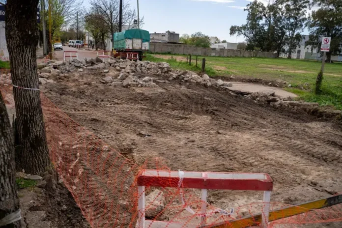 Bocacalle en reconstrucción en la intersección de España y Entre Ríos, Gualeguaychú