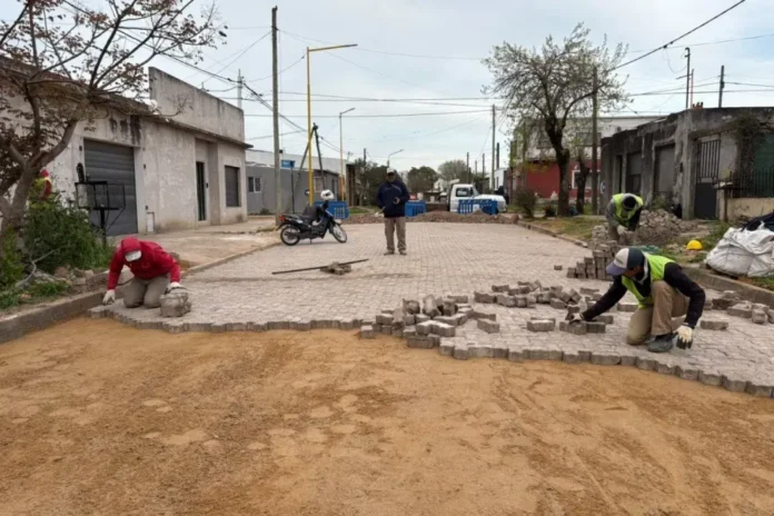Obreros trabajando en la reconstrucción del pavimento articulado de la calle 3 de Caballería