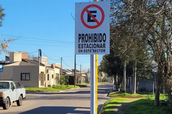 Señal de prohibido estacionar en calle Magnasco, Gualeguaychú