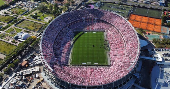 river-presento-justicia-proyecto-techar-monumental-101-mil-espectadores Vista aérea del Estadio Monumental de River Plate durante una remodelación