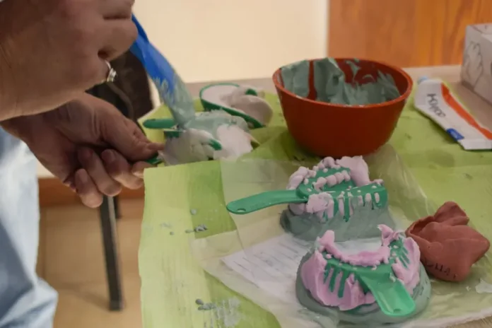 Prótesis dentales en un laboratorio de un hospital público de Entre Ríos
