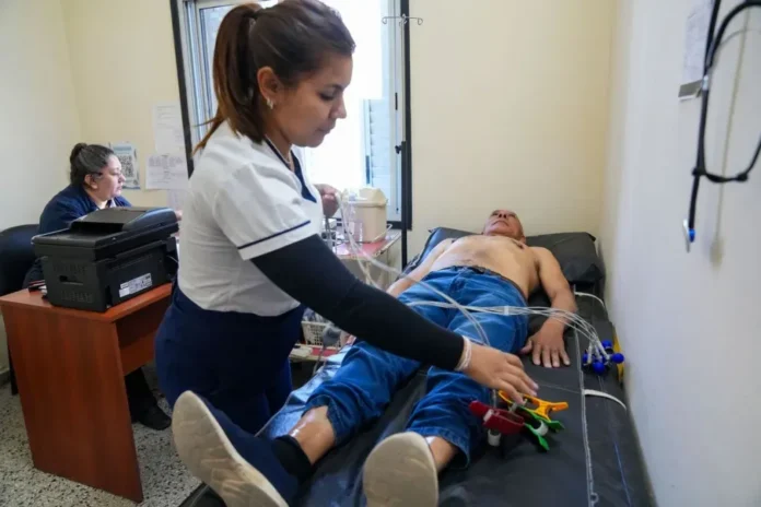 salud-insta-fortalecer-controles-preventivos-personas-mayores-60-anos Persona mayor en consulta médica