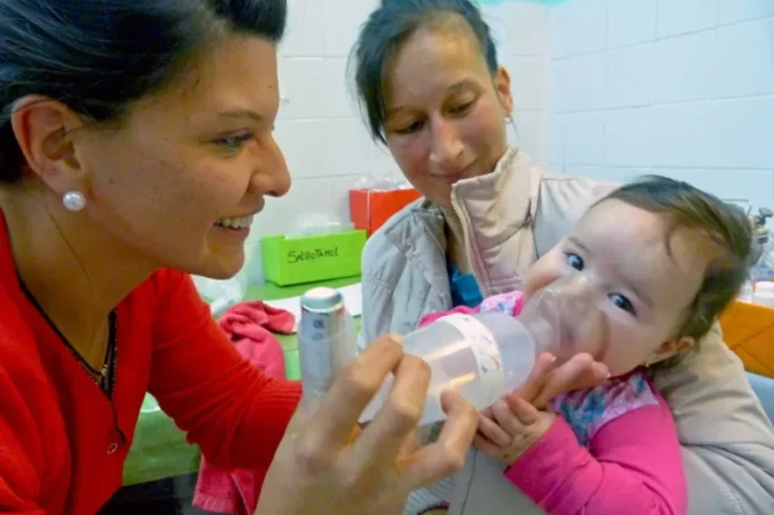Médico pediatra atendiendo a un niño en un consultorio