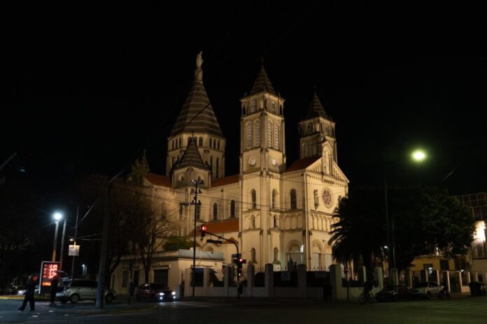 Fachada iluminada del Santuario de la Medalla Milagrosa en Parque Chacabuco, Buenos Aires