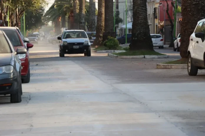 Tránsito vehicular en la avenida Primera Junta de Gualeguaychú