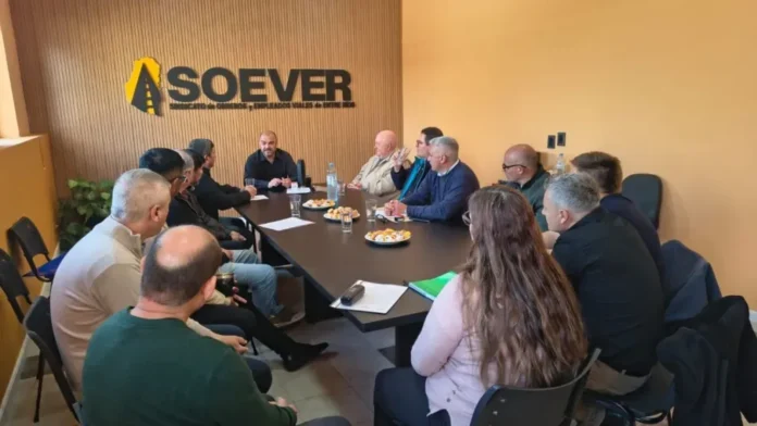 Reunión de sindicatos en la sede de SOEVER para la firma de convenios