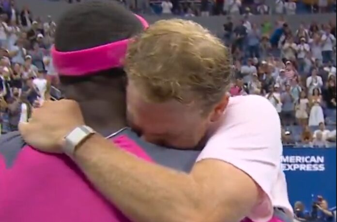 tiafoe-remonto-a-michelsen-y-avanzo-a-las-semifinales-del-us-open Frances Tiafoe celebrando su victoria en el US Open