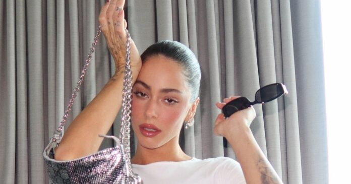 Tini Stoessel posa con carteras y look de Gucci en sesión de fotos