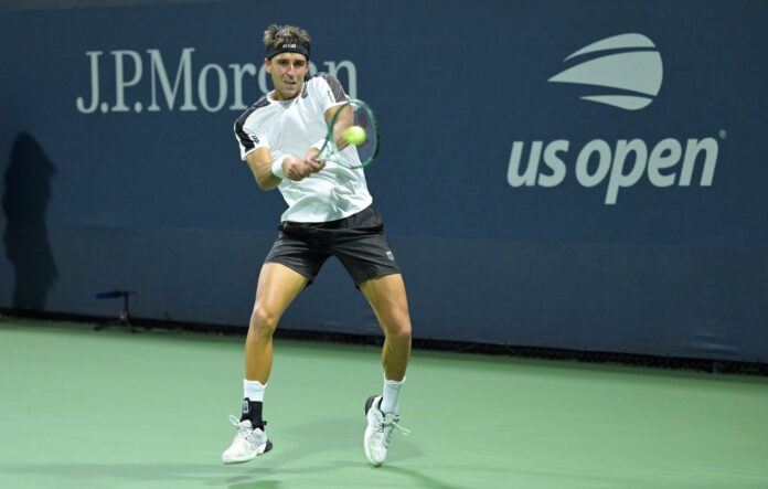 Tomás Etcheverry celebra su victoria ante Mariano Navone en el US Open