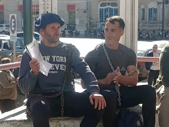 Trabajadores encadenados frente al Juzgado Laboral de Concepción del Uruguay