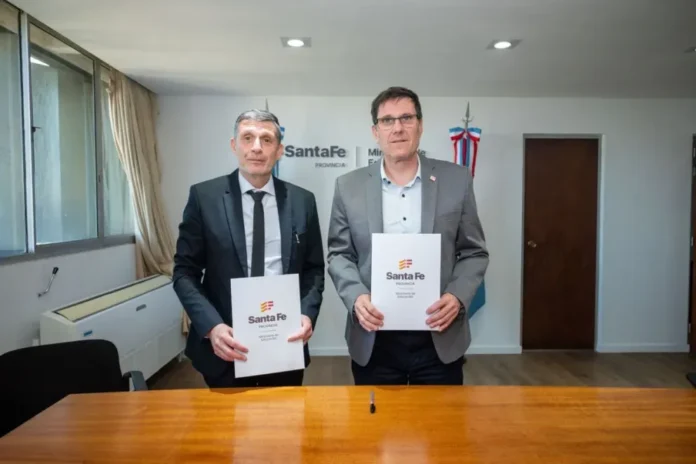 uader-capacitara-a-mas-de-3-mil-docentes-santafesinos-en-educacion-tecnologica Autoridades de Uader y del Ministerio de Educación de Santa Fe durante la firma del convenio