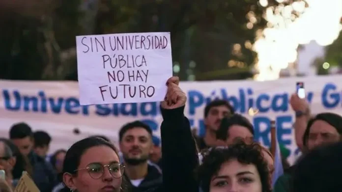 universitarios-entrerrianos-paran-hoy-y-exigen-cumplir-la-ley-de-financiamiento-2 Paro universitario en Entre Ríos