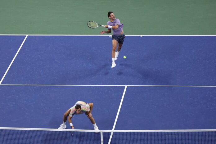 Horacio Zeballos y Marcel Granollers durante un partido de dobles en el US Open