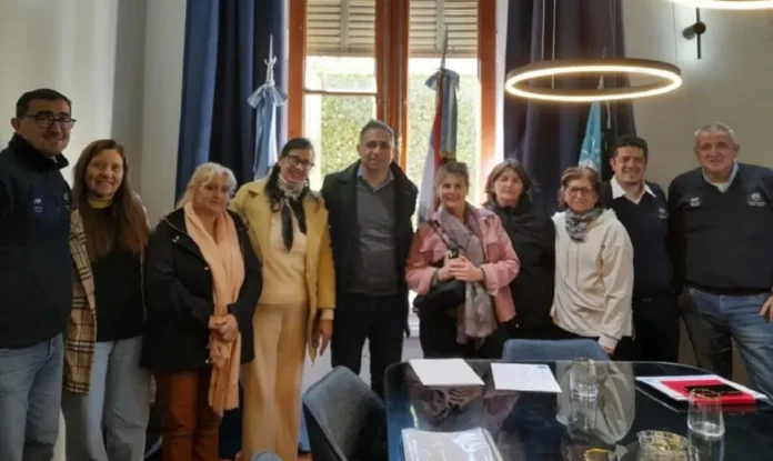 vecinos-barrio-molino-de-viento-gestionaron-obras-asfaltado-calles-1 Reunión entre el intendente Mauricio Davico y la Comisión Vecinal del barrio Molino de Viento