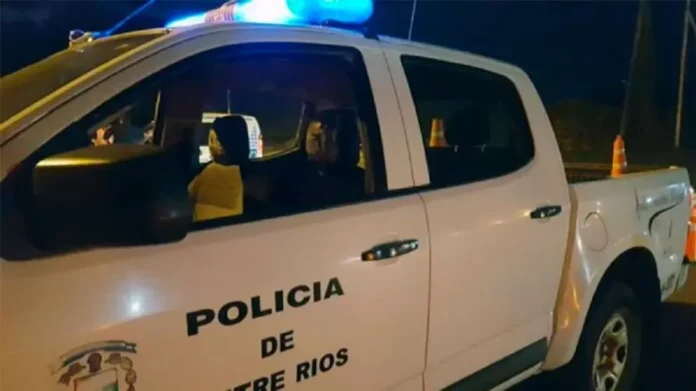 Vecinos reunidos frente a la Comisaría Sexta