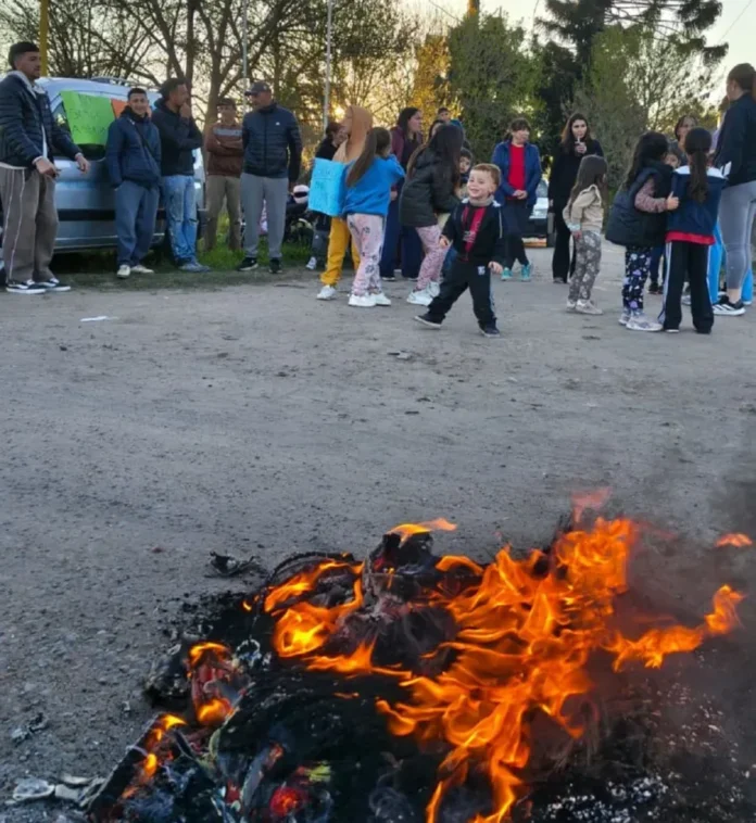 Vecinos de Villa Adela manifestándose en Gualeguaychú por servicios básicos
