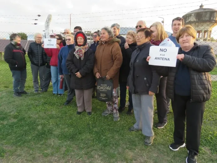 vecinos-villa-malvina-concentracion-antena-5g Vecinos de Villa Malvina reunidos en la intersección de bulevar 2 de Abril y Schachtel