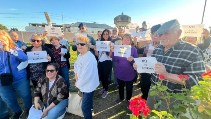 Vecinos de Gualeguaychú reunidos con carteles contra la antena de Telecom en Obras Sanitarias