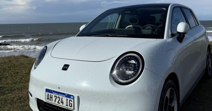 Auto eléctrico JAC EV30X en un cargador durante un viaje a Mar del Plata