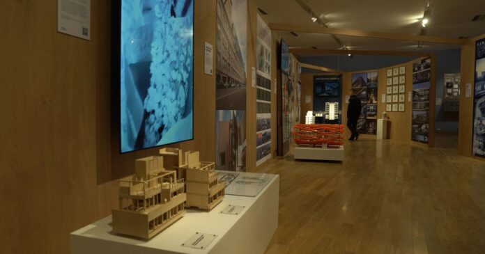 xx-bienal-buenos-aires-exposiciones-foro-internacional-2 Vista de la exposición Habitar en el Museo Nacional de Bellas Artes, con paneles de madera y maquetas de arquitectura