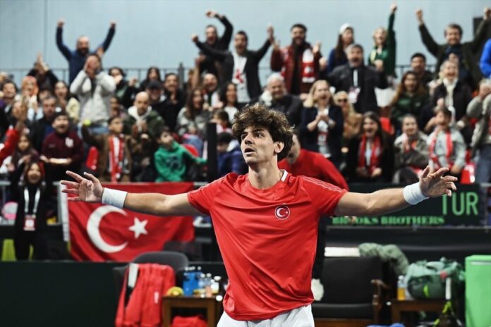 Yankı Erel, tenista turco, durante un partido de Copa Davis