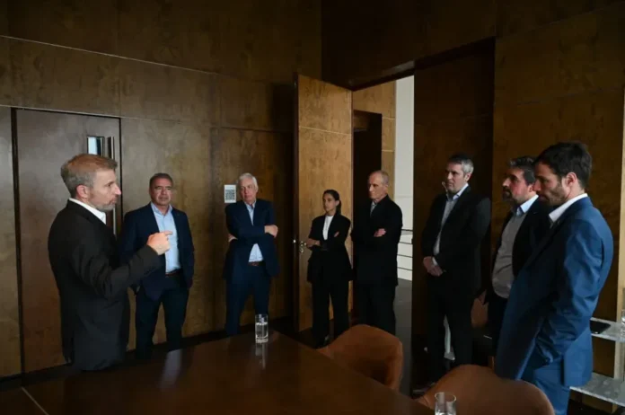 Gobernador Rogelio Frigerio y CEO de YPF Horacio Marín durante la firma del convenio en Entre Ríos