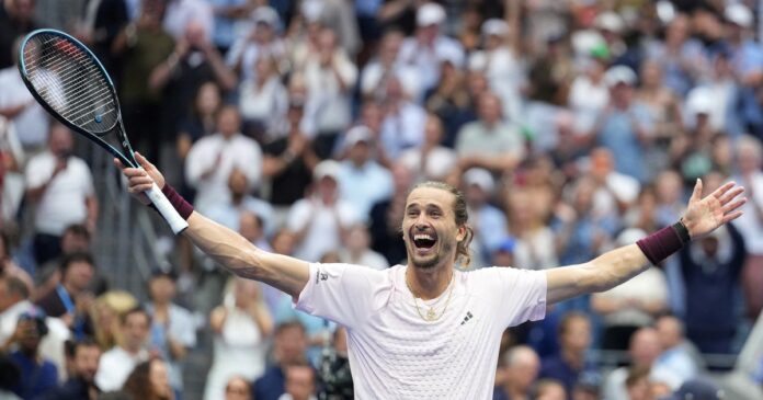 Alexander Zverev celebrando con el trofeo de Roland Garros 2026
