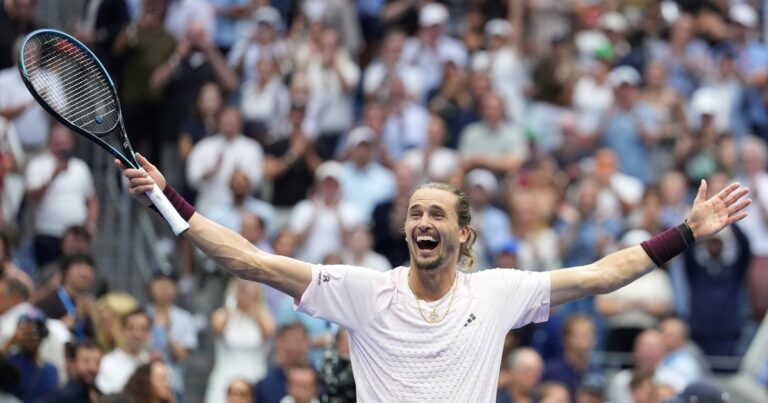 Alexander Zverev celebrando con el trofeo de Roland Garros 2026