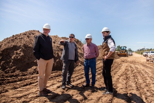 cafesg-obras-viales-escolares-federacion Autoridades de Cafesg y de la Secretaría de la Gobernación durante la recorrida de obras en el departamento Federación