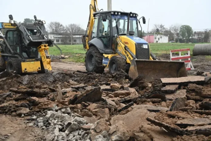 Operarios municipales reparan un bache en una calle de Gualeguaychú